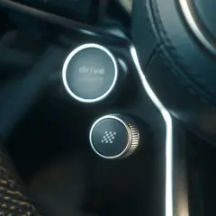 Przycisk "drive select" i ikonka szachownicy na kierownicy. Czy to jest launch control co to?
