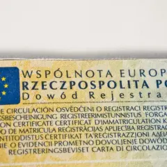 Fragment dowodu rejestracyjnego z napisem "Dowód Rejestracyjny". Co oznacza f3 w dowodzie rejestracyjnym? To pole dotyczy danych pojazdu.