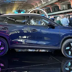 Błękitny Omoda 5 na wystawie, z widocznymi detalami nadwozia i felg. Wymiary tego SUV-a robią wrażenie.