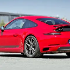 Czerwone Porsche 911 Carrera T z rejestracją PO 7FW15, widok z tyłu.