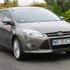 Szary Ford Focus Mk3 na drodze. Sprawdź ford focus dane techniczne, by poznać jego możliwości.
