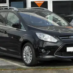 Czarny Ford C-Max na parkingu. Zastanawiasz się nad jego wymiarami? Ten rodzinny van oferuje przestronne wnętrze i praktyczne rozwiązania.