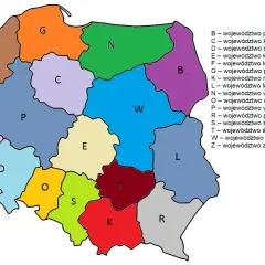 Mapa Polski z podziałem na województwa, oznaczone literami. Co to za rejestracja? To mapa administracyjna kraju.
