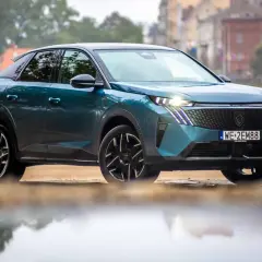 Nowy Peugeot 3008 w kolorze zielonym, z nowoczesnym designem i felgami. Zastanawiasz się nad jego spalaniem?