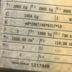 Dopuszczalna masa całkowita w dowodzie to 3665 kg. Widoczne są też inne dane techniczne pojazdu.