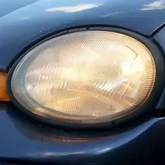 Żółte lampy w samochodzie jak wyczyścić? Zmatowiałe reflektory mogą być problemem.