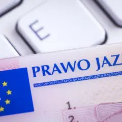 Polskie prawo jazdy na tle klawiatury. Dokument jest ważny w całej Unii Europejskiej, w tym w Czechach.