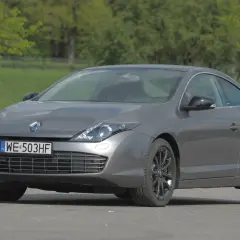 Szary Renault Laguna 3 wymiary coupe stoi na parkingu.