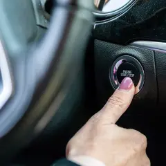 Palec naciska przycisk "ENGINE START/STOP", by dokonać wyłączenie start-stop na stałe.