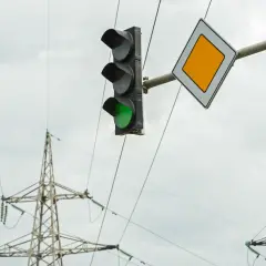 Zielone światło na skrzyżowaniu i znak pierwszeństwa. Czas na zawracanie na skrzyżowaniu.