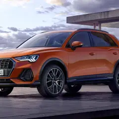 Pomarańczowe Audi Q3 na tarasie z widokiem na góry. Zastanawiasz się nad jego spalaniem?