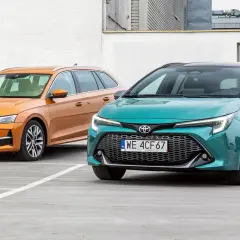 Pomarańczowa Skoda i zielona Toyota, dwa auta znane z tego, że są najmniej awaryjne, stoją obok siebie na parkingu.