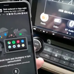 Telefon z Android Auto pokazuje, że aplikacja jest dostępna w samochodzie, podczas gdy radio wyświetla komunikat "USB device not supported".