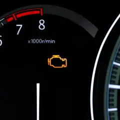Pomarańczowa kontrolka check engine świeci na desce rozdzielczej. Silnik wymaga uwagi.