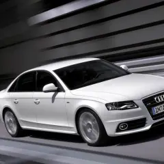 Białe Audi A4 B8 w ruchu, z widocznymi typowymi usterkami, które mogą pojawić się w tym modelu.