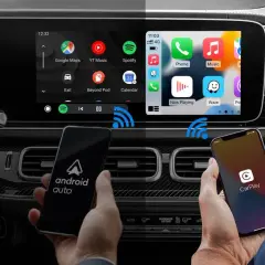 Porównanie interfejsów Android Auto i CarPlay na ekranie samochodu. Dwa telefony pokazują logo systemów, a na ekranie widać ikony aplikacji.