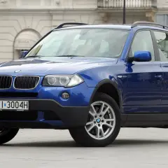 Niebieskie BMW X3, idealne do miasta i na dalsze trasy. Zastanawiasz się, jakie BMW X3 jaki silnik wybrać?