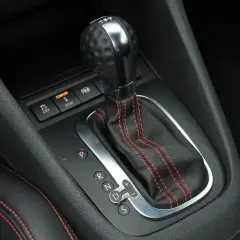 Biegi w automacie oznaczenia: P, R, N, D, S. Widoczne przyciski trybów jazdy: Comfort, Sport, ESP Off.