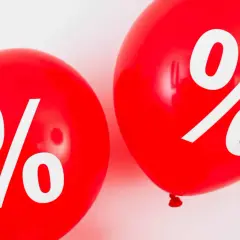 Dwa czerwone balony z białymi symbolami procentów. Idealne na promocję, np. leasing 101 procent.