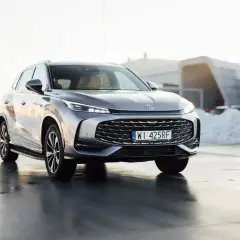 Szary SUV MG z polskimi tablicami WI 425RF. To hybryda, co to znaczy? Połączenie silnika spalinowego i elektrycznego dla oszczędności.