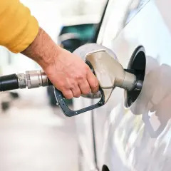 Ręka tankuje samochód. Czy silnik TDI to benzyna czy diesel? To pytanie zadaje sobie wielu kierowców.