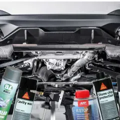 Zabezpieczenie antykorozyjne podwozia: preparaty Boll, Sika i APP chronią auto przed rdzą i uszkodzeniami.