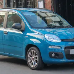Błękitny Fiat Panda, miejski samochód, który zaskakuje swoją lekkością. Ile waży Fiat Panda? To zależy od wersji, ale zazwyczaj poniżej tony.