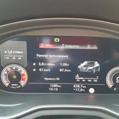 Audi A4: średnie spalanie 3,8 l/100km, zasięg 190km. Pokazuje też prędkość i dystans.