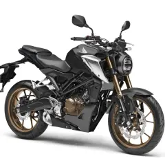 Czarny motocykl Honda CB125R, uznawany za najmocniejszy motocykl 125, z brązowymi felgami i złotym widelcem.