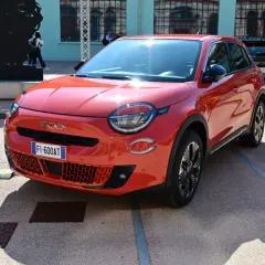 Nowy Fiat 600, kompaktowy SUV, prezentuje swoje wymiary na zewnątrz.