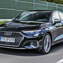 Czarny Audi RS3 w ruchu. Poznaj audi rs3 dane techniczne i poczuj moc.