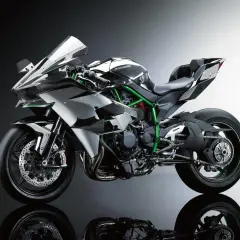 Srebrno-czarny Kawasaki Ninja H2R, uznawany za najszybszy motor na świecie, z zieloną ramą i detalami z włókna węglowego.