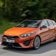 Pomarańczowy Kia Ceed na drodze, idealny do miasta i na dalsze trasy. Sprawdź jego kia ceed wymiary!