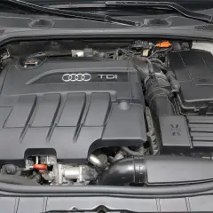 Silnik TDI w Audi A3. Widoczny czarny, plastikowy dekiel z logo Audi i napisem TDI.