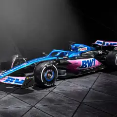 Błękitno-różowy bolid zespołu Alpine F1 Team z logo BWT i Castrol, gotowy do wyścigu.