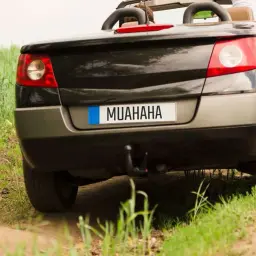 Czarne cabrio z tablicą rejestracyjną MUHAHA. Świetne tablice indywidualne pomysły na wyrażenie siebie!