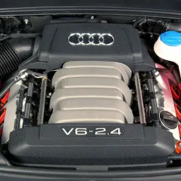 Silnik V6 2.4 z Audi A6 C6, z widocznym logo Audi i elementami układu dolotowego.