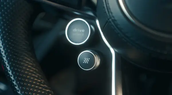 Przycisk "drive select" i ikonka szachownicy na kierownicy. Czy to jest launch control co to?