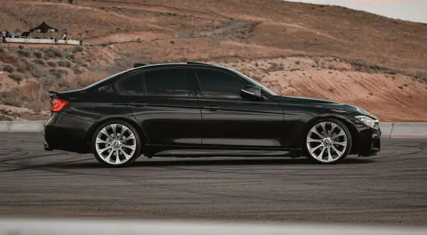 Czarne BMW F30 na pustynnym tle. Zastanawiasz się, jaki silnik w BMW F30 jest najmniej awaryjny?