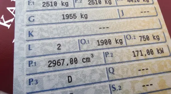 Fragment dowodu rejestracyjnego z danymi pojazdu: masa własna 1955 kg, pojemność 2967 cm³, moc 171 kW.