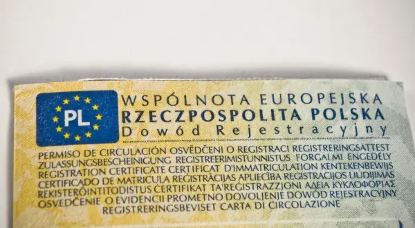 Fragment dowodu rejestracyjnego z napisem "Dowód Rejestracyjny". Co oznacza f3 w dowodzie rejestracyjnym? To pole dotyczy danych pojazdu.