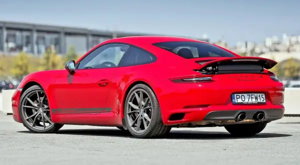Czerwone Porsche 911 Carrera T z rejestracją PO 7FW15, widok z tyłu.