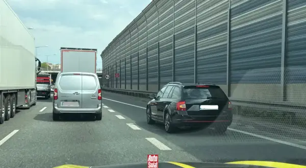 Korki na autostradzie, samochody stoją w rzędzie. Kierowcy czekają na możliwość zjazdu, stosując jazda na suwak.