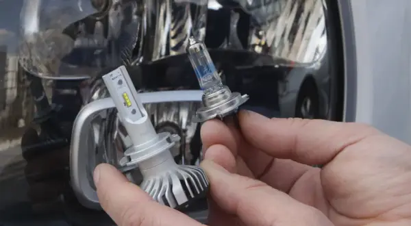 Porównanie żarówki H7 LED z tradycyjną. Nowoczesne oświetlenie z homologacją polską.
