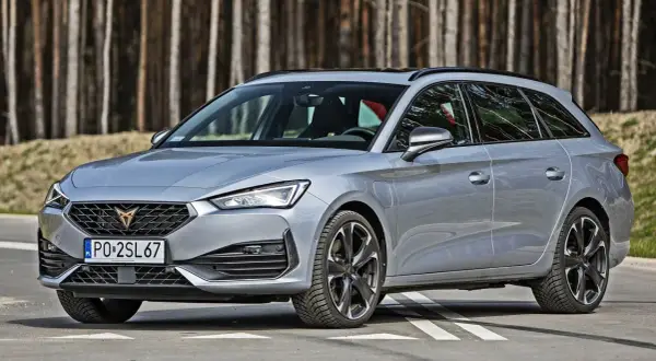 Srebrny Cupra Leon Sportstourer na drodze leśnej. Sprawdź jego imponujące cupra leon sportstourer wymiary.