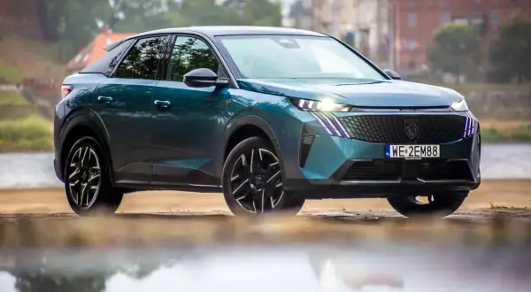 Nowy Peugeot 3008 w kolorze zielonym, z nowoczesnym designem i felgami. Zastanawiasz się nad jego spalaniem?