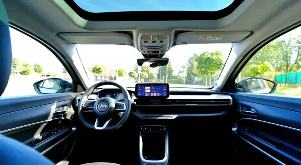 Nowoczesne jeep avenger wnętrze z panoramicznym dachem i dużym ekranem multimedialnym.