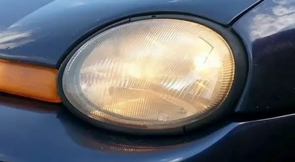 Żółte lampy w samochodzie jak wyczyścić? Zmatowiałe reflektory mogą być problemem.