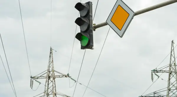 Zielone światło na skrzyżowaniu i znak pierwszeństwa. Czas na zawracanie na skrzyżowaniu.