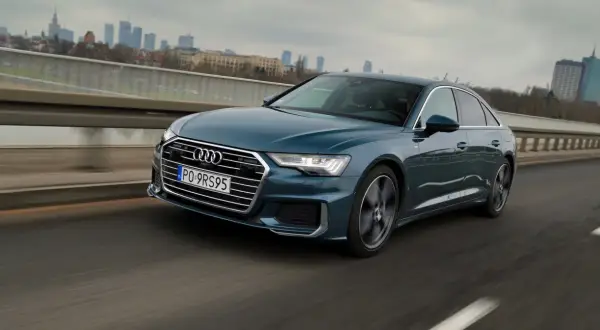 Audi A6 na drodze, zastanawiasz się 50 tfsi co to za silnik? To moc i dynamika w luksusowym wydaniu.